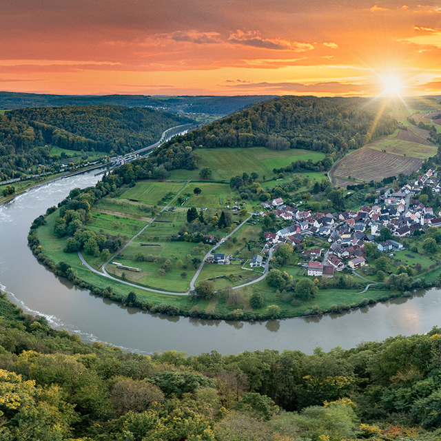 Landschaftsmotiv vom Neckartal mit dem Neckar und einer Stadt