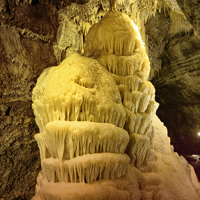 Motiv der Tropfsteinhöhle bei Buchen im Odenwald mit einem Stalagmit der aussieht wie eine riesige Hochzeitstorte
